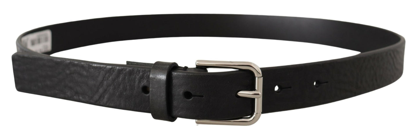 Cinturón elegante de cuero negro con hebilla de metal