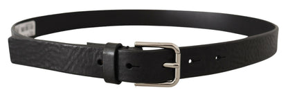 Cinturón elegante de cuero negro con hebilla de metal