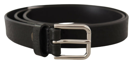 Cinturón elegante de cuero negro con hebilla de metal