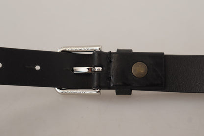 Cinturón elegante de cuero negro con hebilla de metal