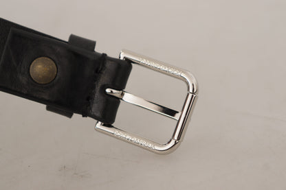 Cinturón elegante de cuero negro con hebilla de metal