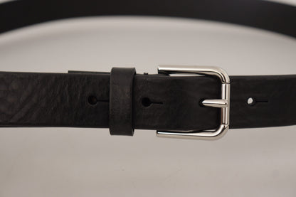 Cinturón elegante de cuero negro con hebilla de metal