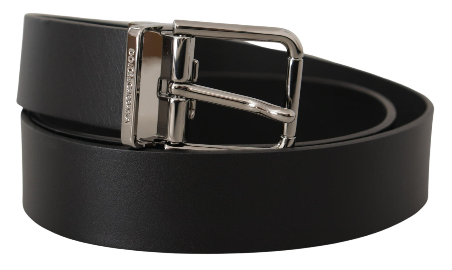 Cinturón elegante de cuero negro con hebilla de metal