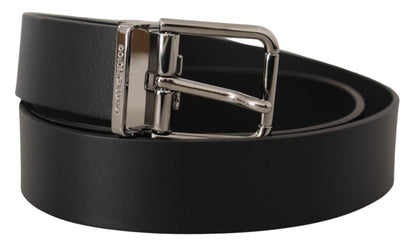 Cinturón elegante de cuero negro con hebilla de metal