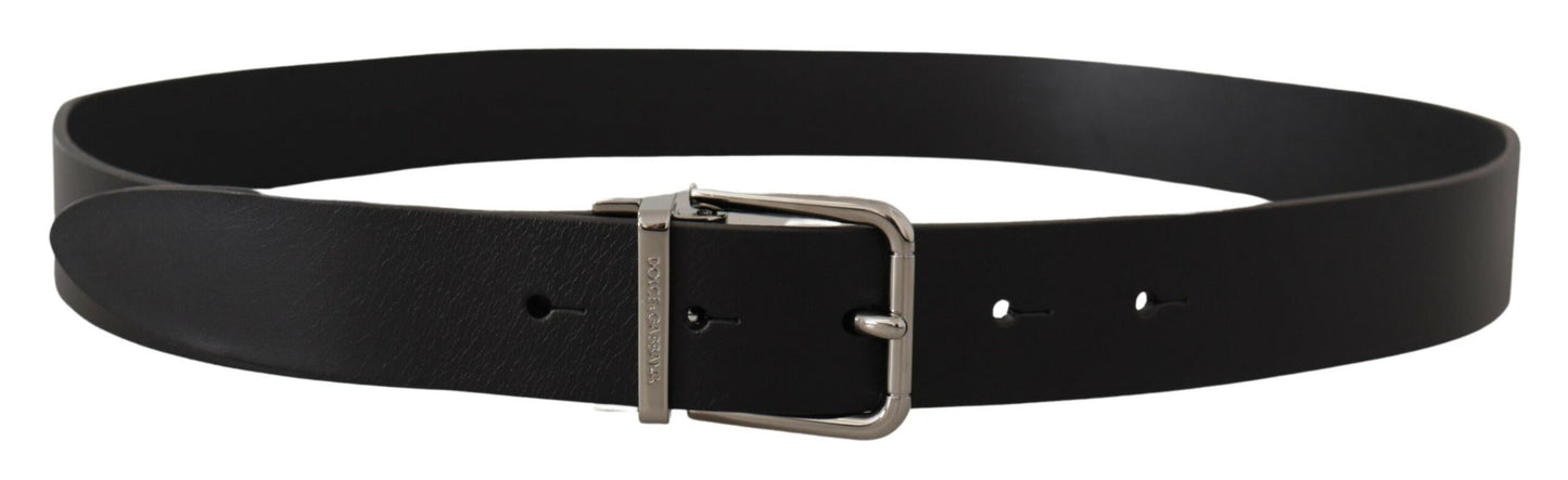 Cinturón elegante de cuero negro con hebilla de metal