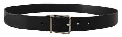 Cinturón elegante de cuero negro con hebilla de metal