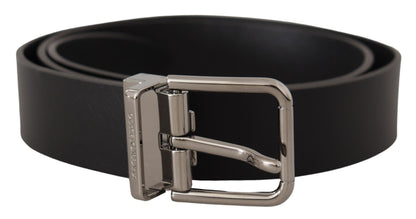 Cinturón elegante de cuero negro con hebilla de metal