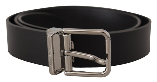 Cinturón elegante de cuero negro con hebilla de metal