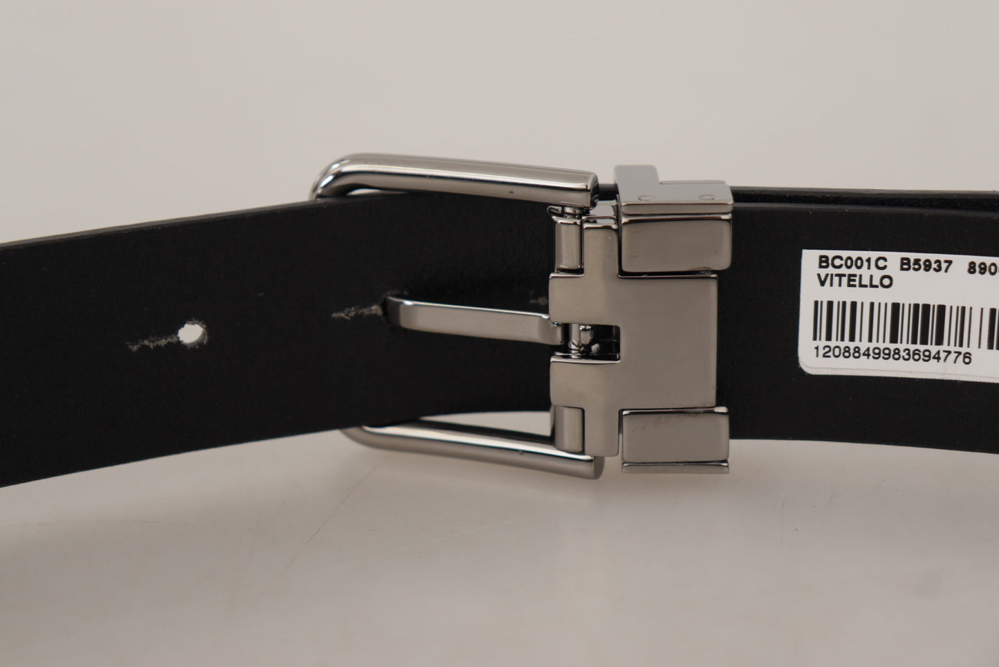 Cinturón elegante de cuero negro con hebilla de metal