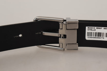 Cinturón elegante de cuero negro con hebilla de metal