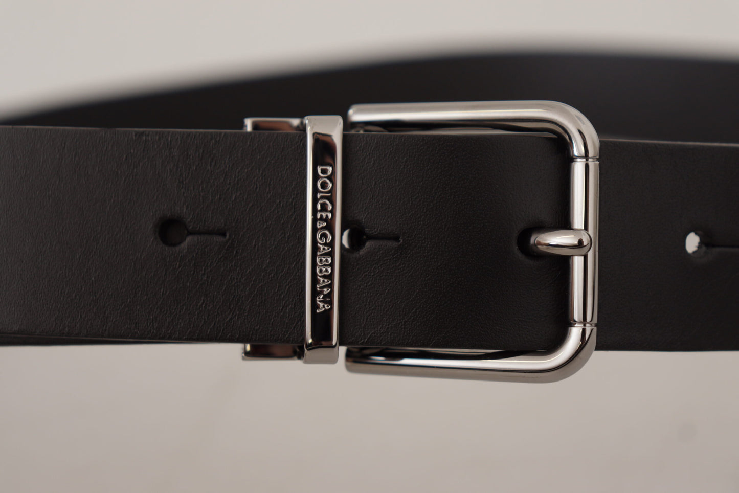 Cinturón elegante de cuero negro con hebilla de metal