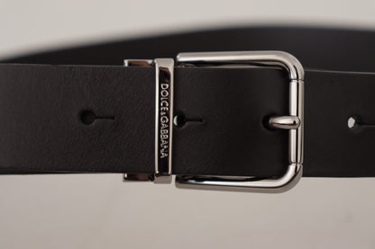 Cinturón elegante de cuero negro con hebilla de metal