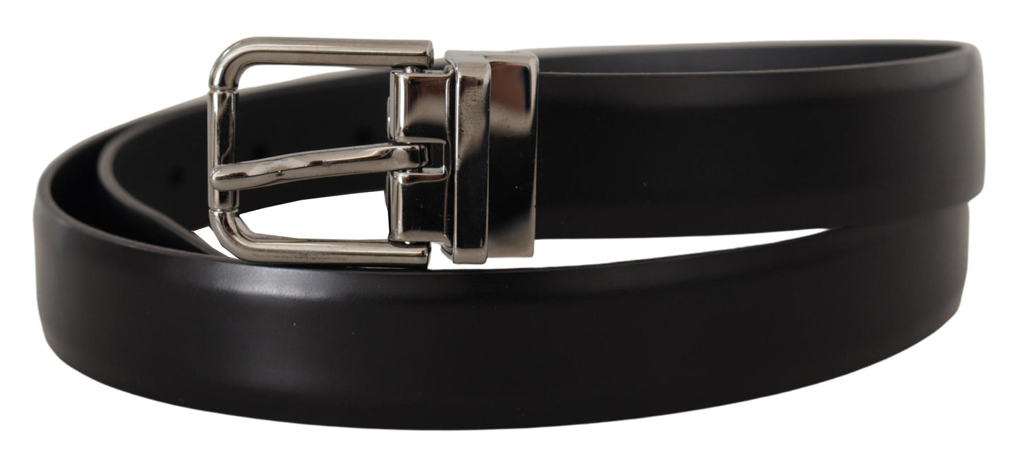 Cinturón elegante de cuero negro con hebilla de metal