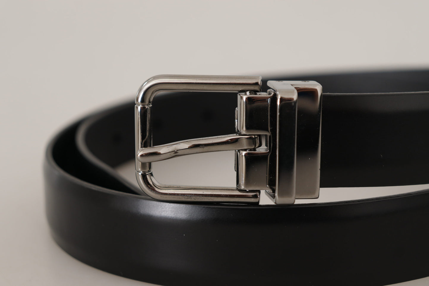 Cinturón elegante de cuero negro con hebilla de metal