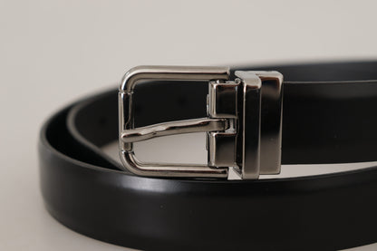 Cinturón elegante de cuero negro con hebilla de metal