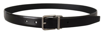 Cinturón elegante de cuero negro con hebilla de metal