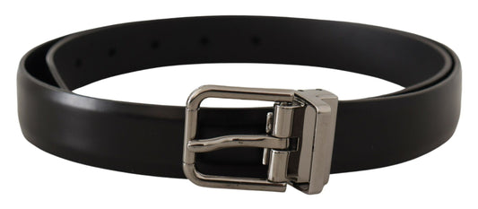 Cinturón elegante de cuero negro con hebilla de metal
