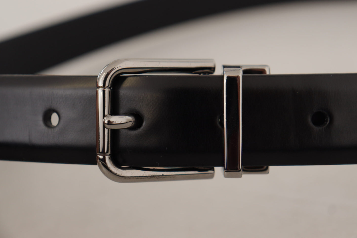 Cinturón elegante de cuero negro con hebilla de metal