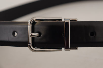 Cinturón elegante de cuero negro con hebilla de metal