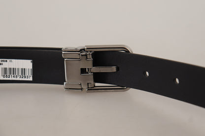 Cinturón elegante de cuero negro con hebilla de metal