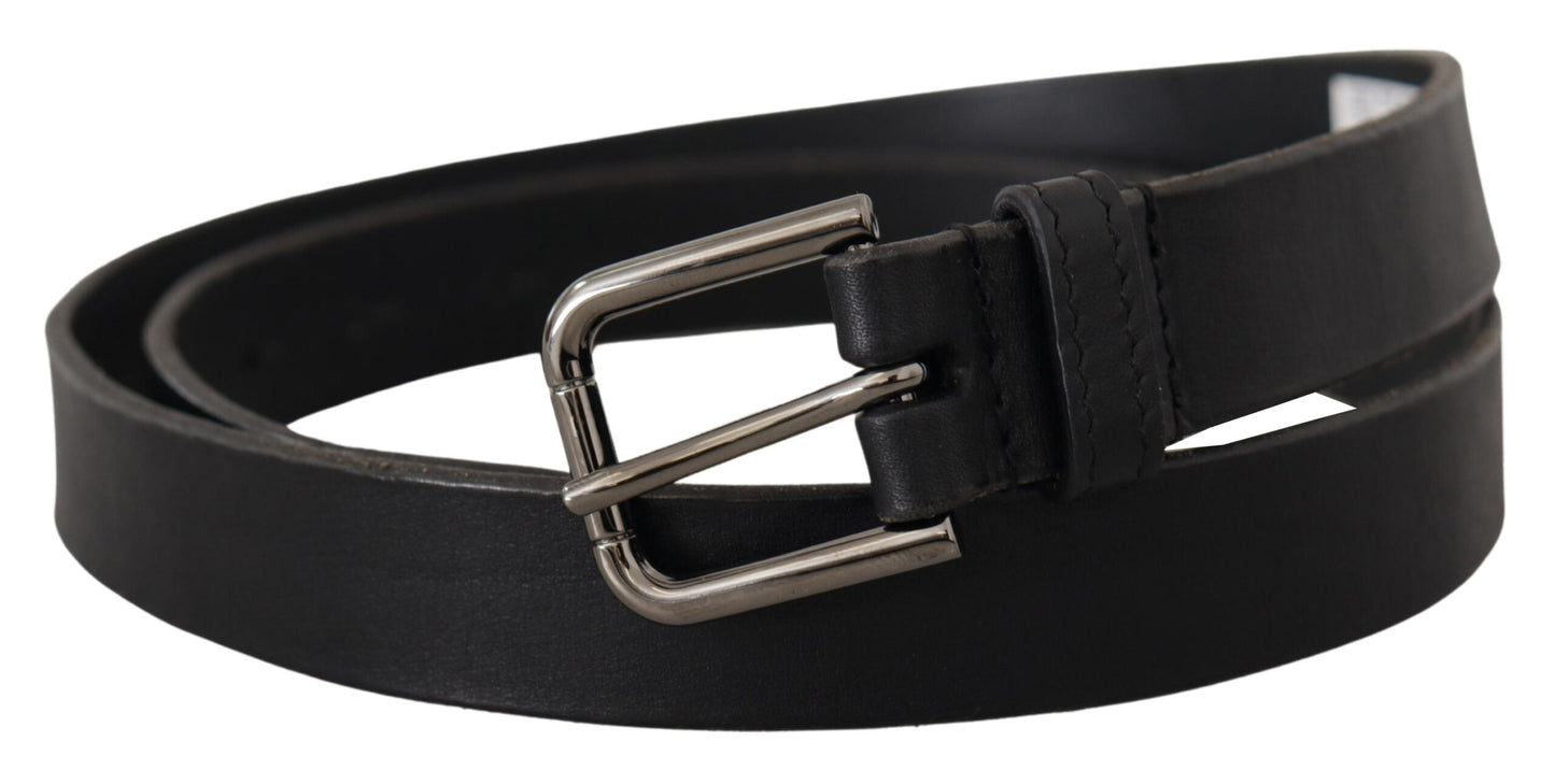 Cinturón elegante de cuero negro con hebilla de metal