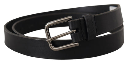 Cinturón elegante de cuero negro con hebilla de metal