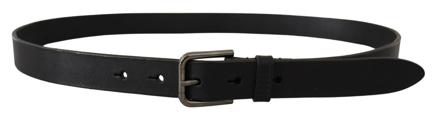 Cinturón elegante de cuero negro con hebilla de metal