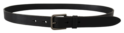 Cinturón elegante de cuero negro con hebilla de metal