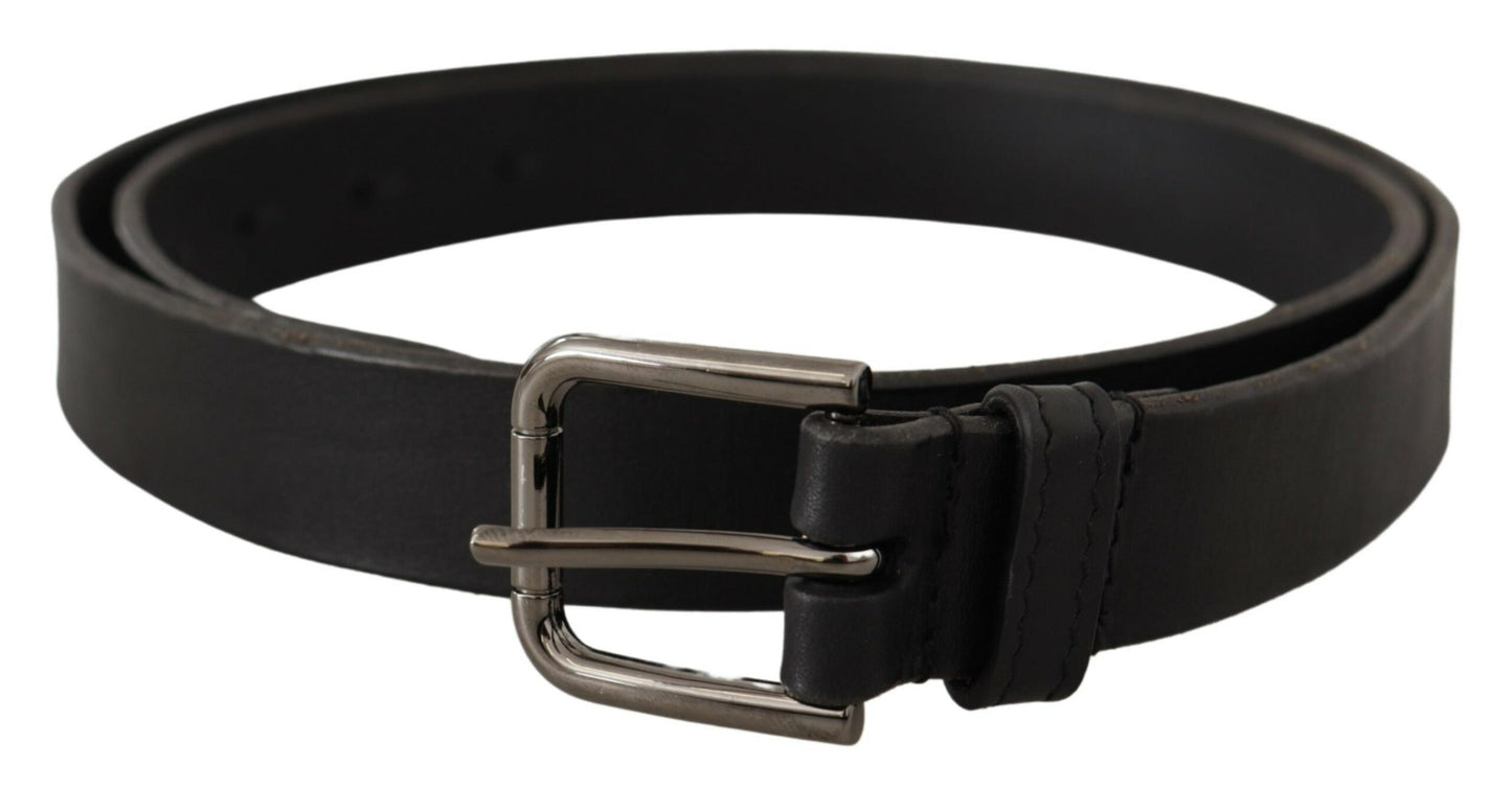 Cinturón elegante de cuero negro con hebilla de metal