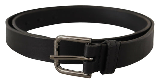 Cinturón elegante de cuero negro con hebilla de metal