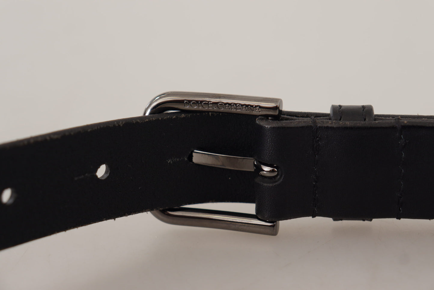Cinturón elegante de cuero negro con hebilla de metal