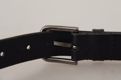 Cinturón elegante de cuero negro con hebilla de metal