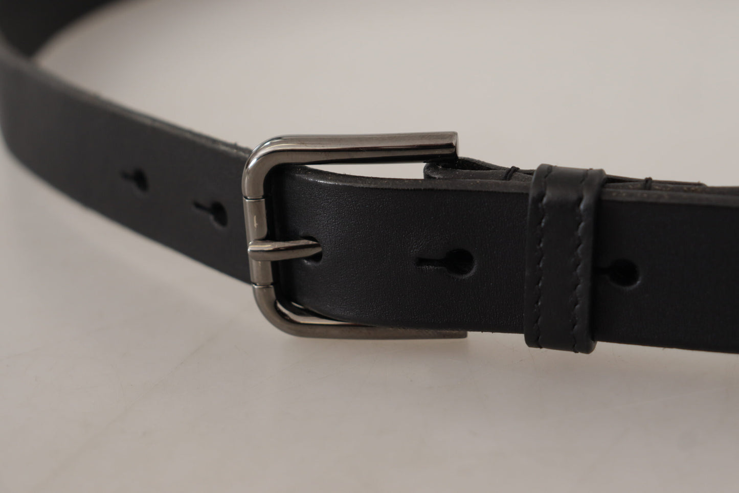 Cinturón elegante de cuero negro con hebilla de metal