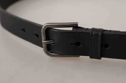 Cinturón elegante de cuero negro con hebilla de metal