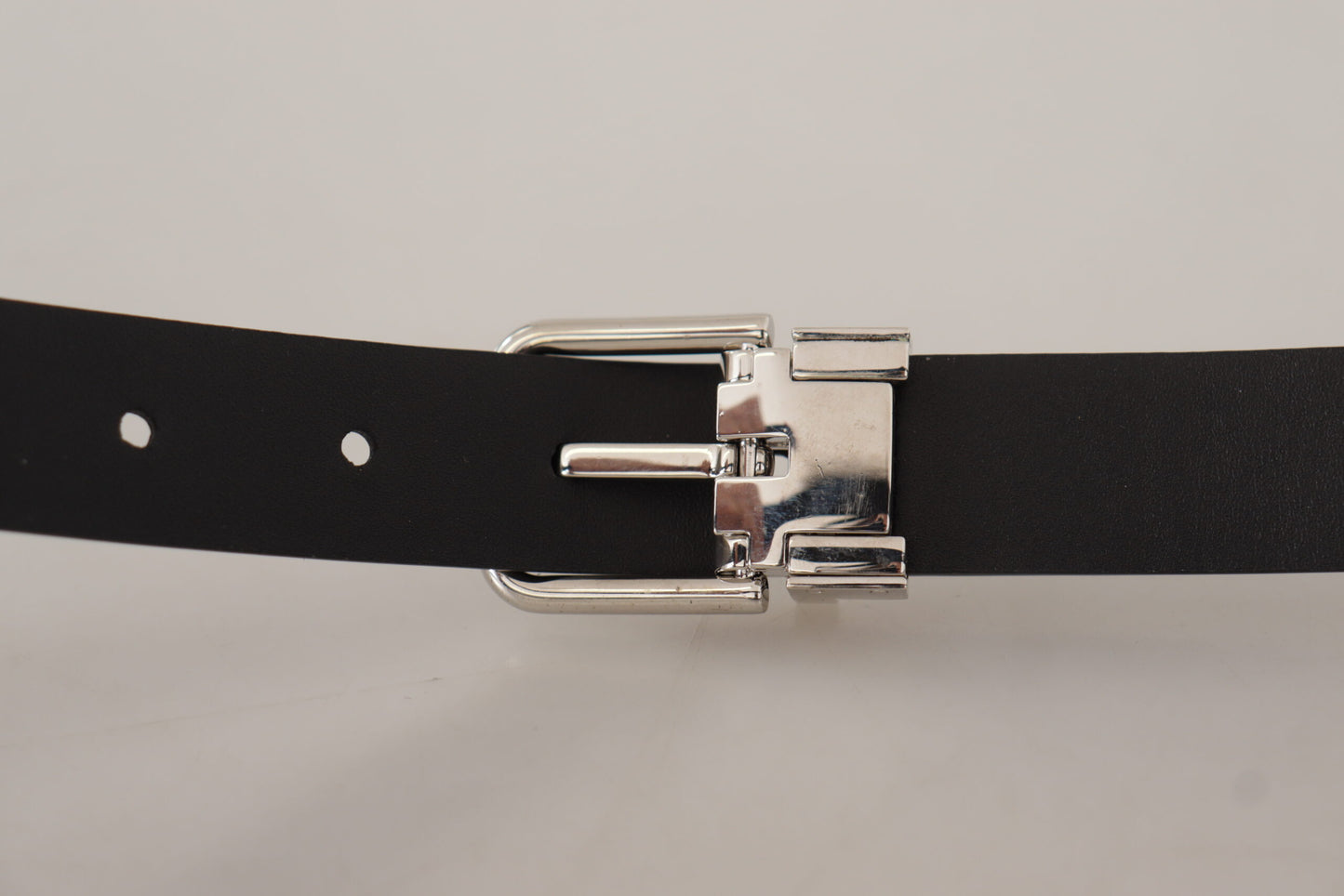 Cinturón de cuero elegante con hebilla de metal