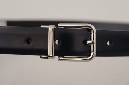 Cinturón de cuero elegante con hebilla de metal