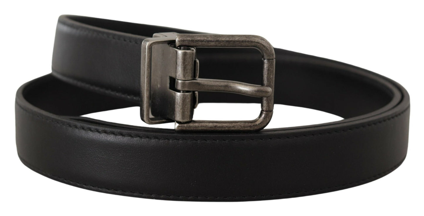 Cinturón elegante de cuero negro con hebilla de metal