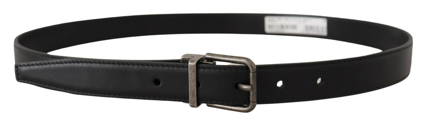 Cinturón elegante de cuero negro con hebilla de metal