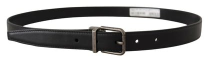 Cinturón elegante de cuero negro con hebilla de metal