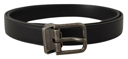 Cinturón elegante de cuero negro con hebilla de metal