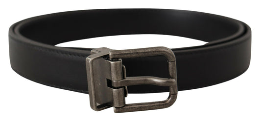 Cinturón elegante de cuero negro con hebilla de metal