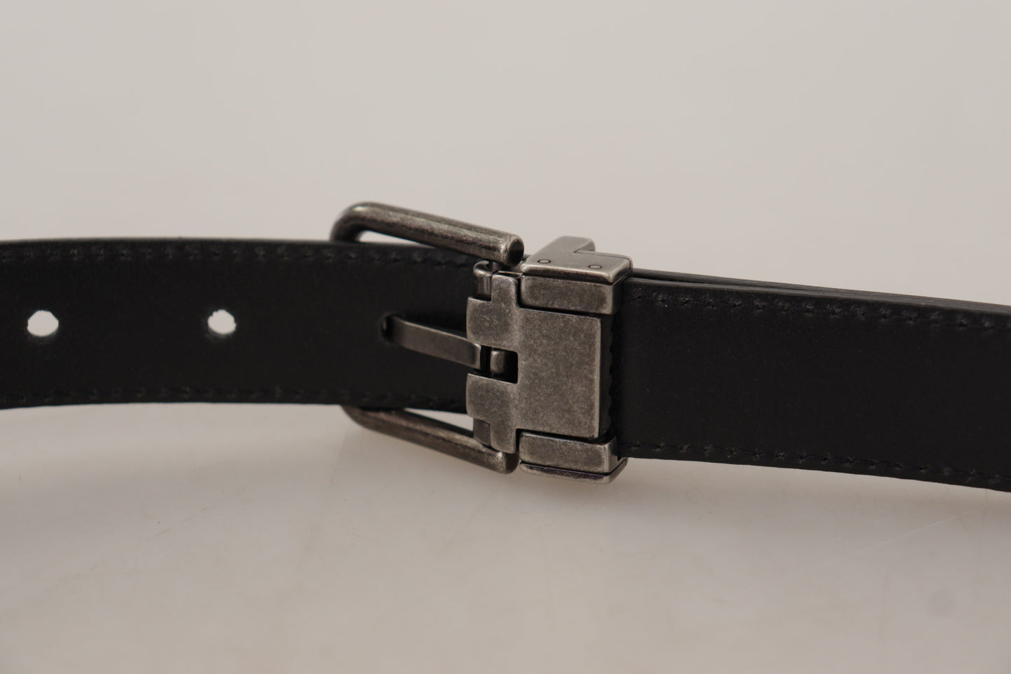 Cinturón elegante de cuero negro con hebilla de metal