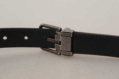 Cinturón elegante de cuero negro con hebilla de metal