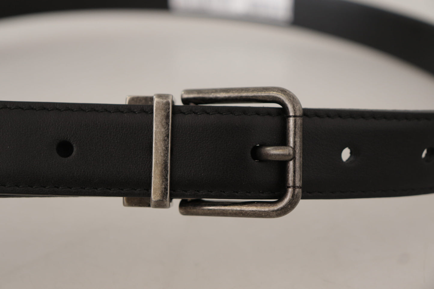 Cinturón elegante de cuero negro con hebilla de metal