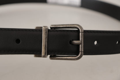 Cinturón elegante de cuero negro con hebilla de metal