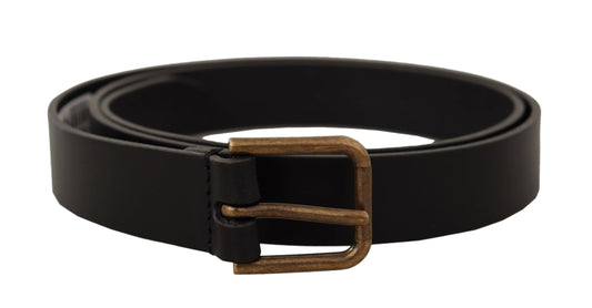 Cinturón elegante de cuero negro con hebilla de metal