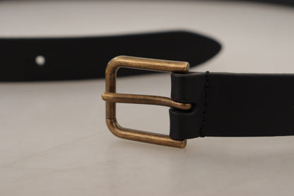 Cinturón elegante de cuero negro con hebilla de metal
