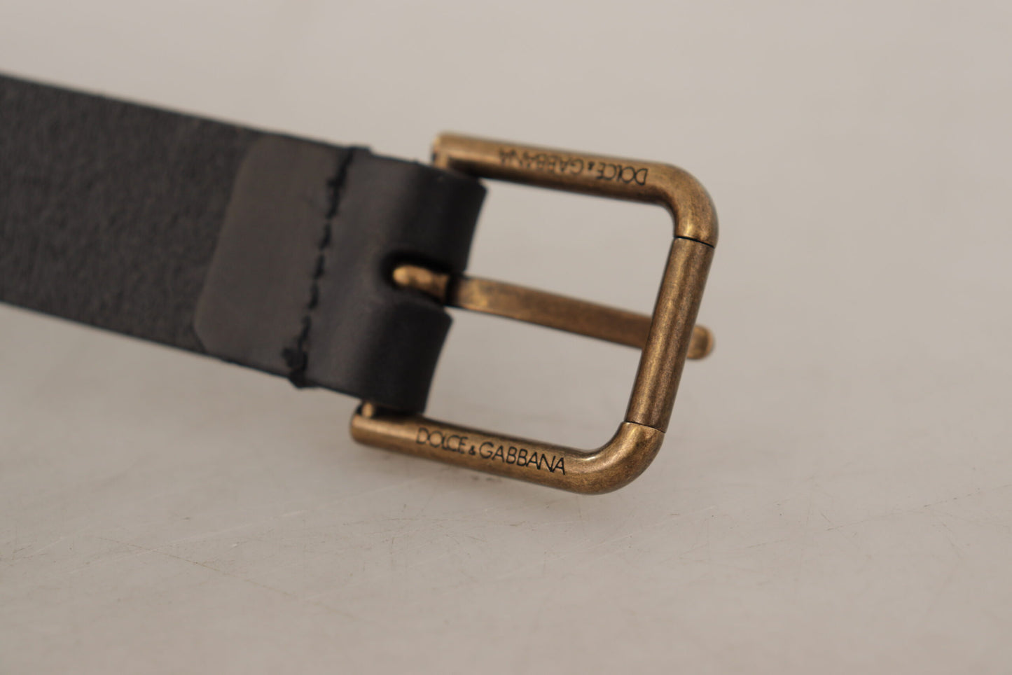 Cinturón elegante de cuero negro con hebilla de metal