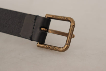 Cinturón elegante de cuero negro con hebilla de metal