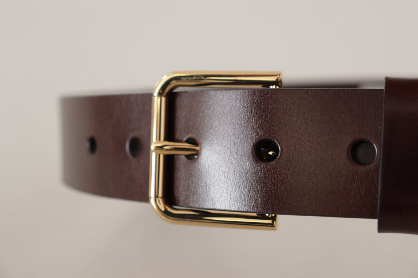 Cinturón elegante de cuero negro con hebilla de metal